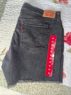 NWT Women’s Levi’s Mid Length Shorts